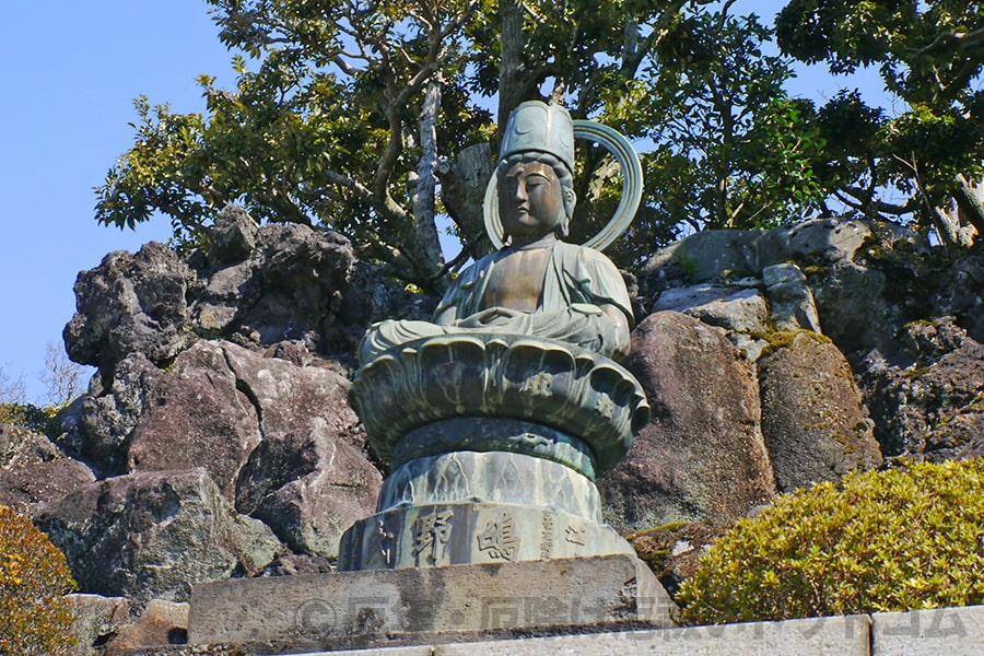 成田山新勝寺 境内に設置されている大日如来像の様子