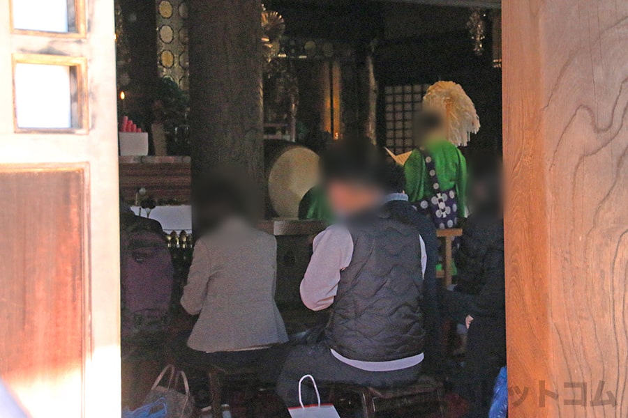 成田山新勝寺 釈迦堂内にて執り行われている厄除御護摩祈祷の様子
