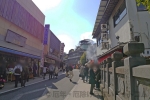 成田山新勝寺 参道の様子（うなぎ屋から煙が立っている様子）