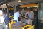 成田山新勝寺 うなぎ屋軒先でうなぎを焼いている様子