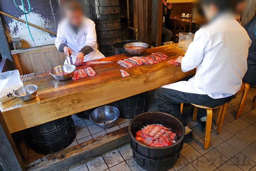 成田山新勝寺 参道のうなぎ屋店内 うなぎをさばいている様子