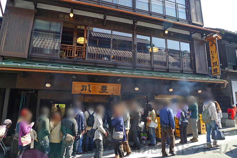 成田山新勝寺 参道のうなぎ屋（川豊さん）お昼時の列の様子