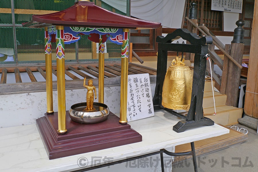 佐野厄除大師本堂前の花御堂と小鐘の様子