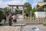 晴明神社 二の鳥居と地面の陰陽太極図の様子