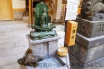 小網神社 境内に設置の弁財天の「銭洗いの水」の様子