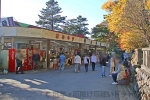 三峯神社 参道途中の大島屋の様子（その2）