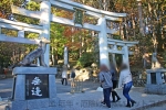 三峯神社 境内入口の三ツ鳥居の様子（その2）