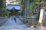 三峯神社 立ち並ぶ石灯籠と随神門の様子（その1）