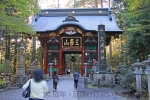 三峯神社 立ち並ぶ石灯籠と随神門の様子（その2）