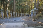 三峯神社 参道に立ち並ぶ石灯籠の様子