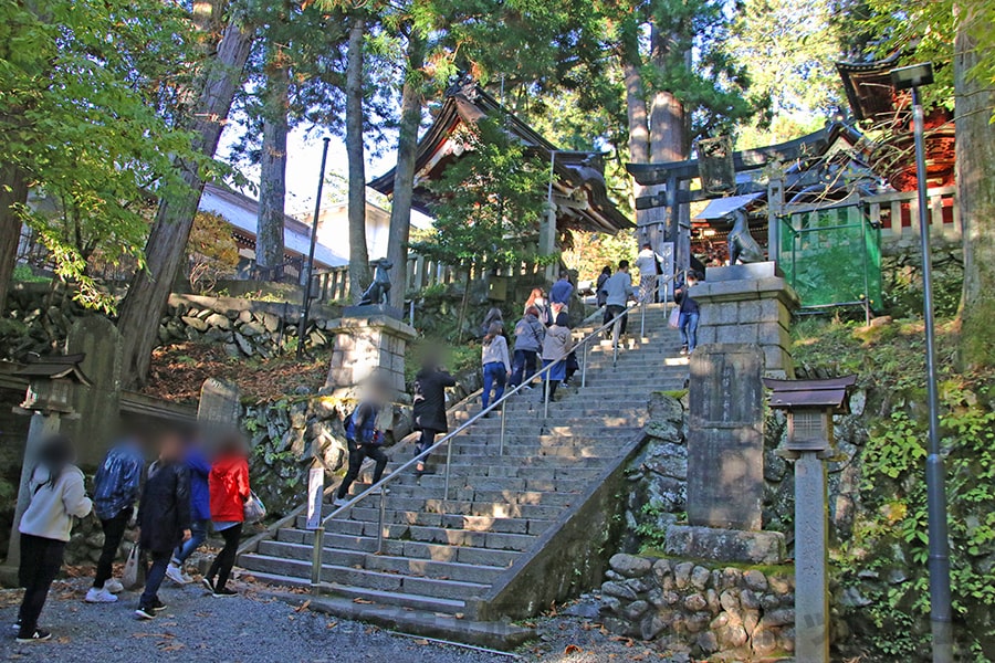 三峯神社 青銅鳥居前の様子