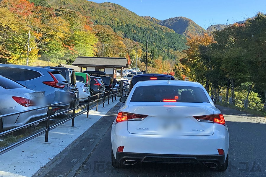 三峯神社 駐車場入口の様子