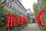 飛不動尊正法院 境内入口 立て並ぶのぼりと提灯陳列の様子