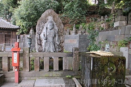 目黒不動尊 瀧泉寺 水かけ不動の様子