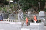 目黒不動尊 瀧泉寺 水かけ不動に掛水している様子