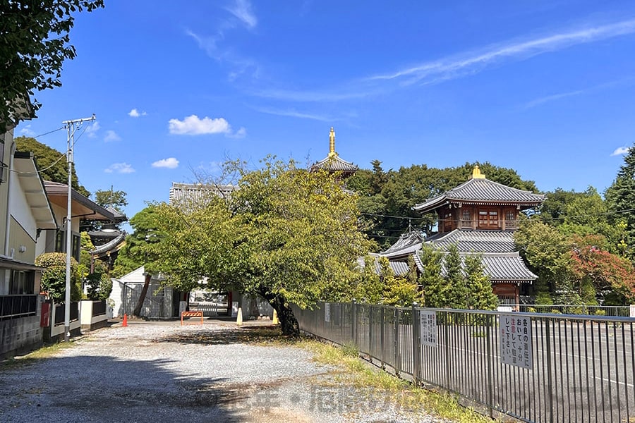 拝島大師本覚院 南大門から文殊楼に続く参道の様子