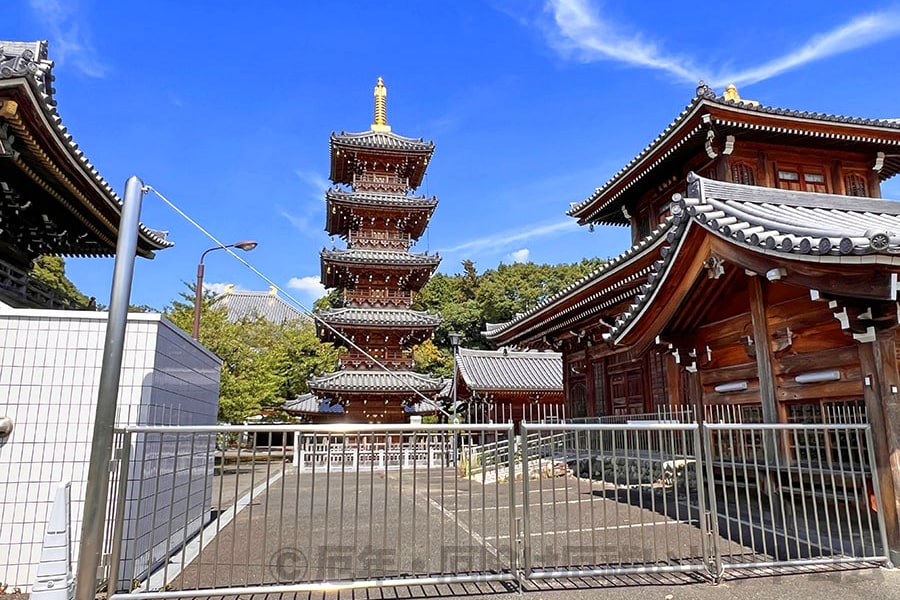 拝島大師本覚院 五重塔・経蔵堂の様子（境内外からの撮影）
