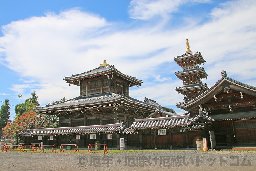 拝島大師本覚院 五重塔・経蔵堂の様子（別角度から、境内外からの撮影）