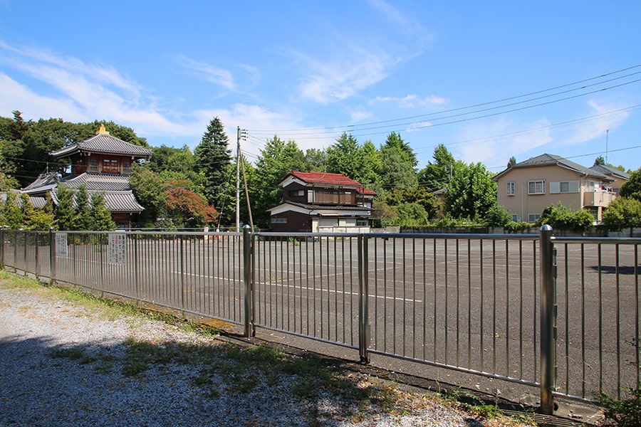 拝島大師本覚院 南大門横の駐車場の様子（別角度から）