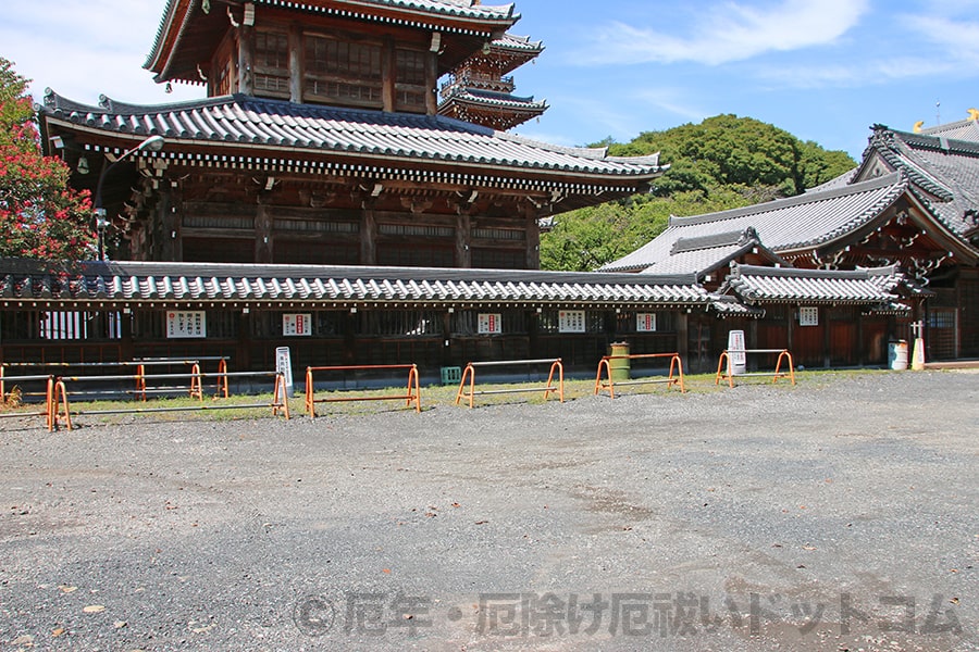 拝島大師本覚院 境内外東側の駐車スペースの様子