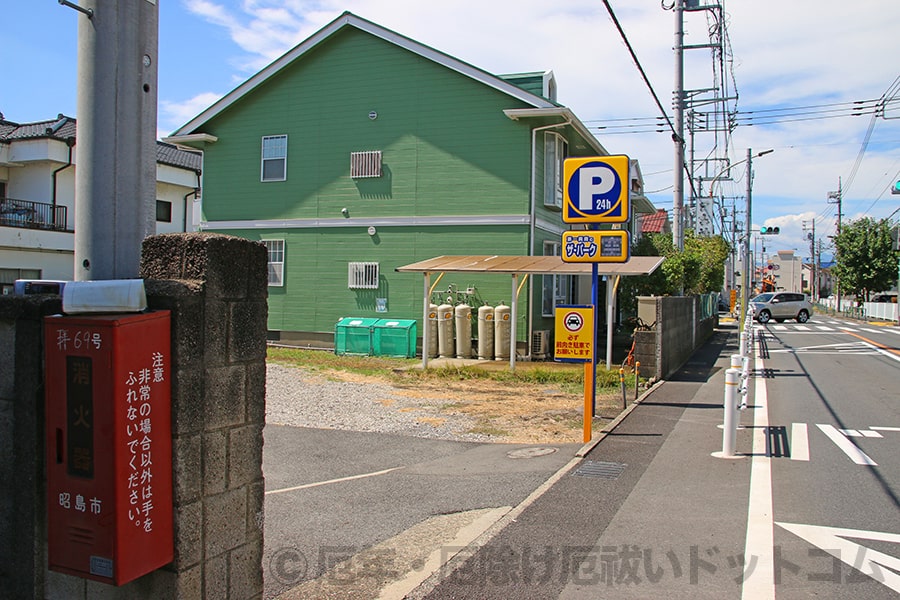 拝島大師本覚院 境内周辺のコインパーキングの様子