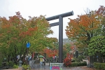 四柱神社 境内正面入口の大鳥居の様子