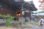 四柱神社 拝殿横からの様子とお参りをする参拝者の様子
