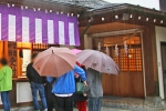 四柱神社 待合所のある参集殿入口の様子
