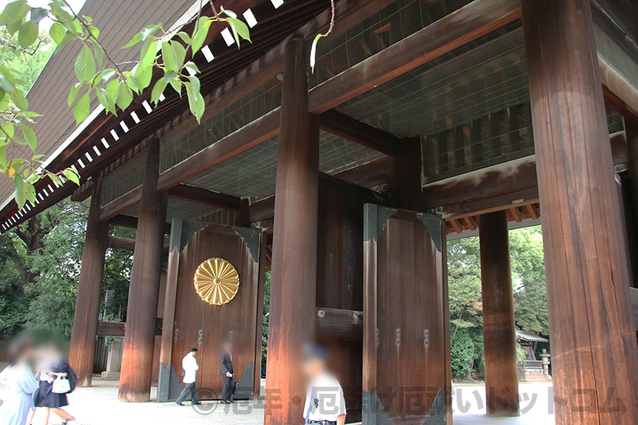 靖国神社 神門の大きさがわかる様子
