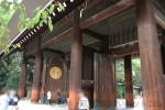 靖国神社 神門の大きさがわかる様子