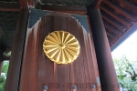 靖国神社 神門に掲げられた菊花紋の神紋の様子