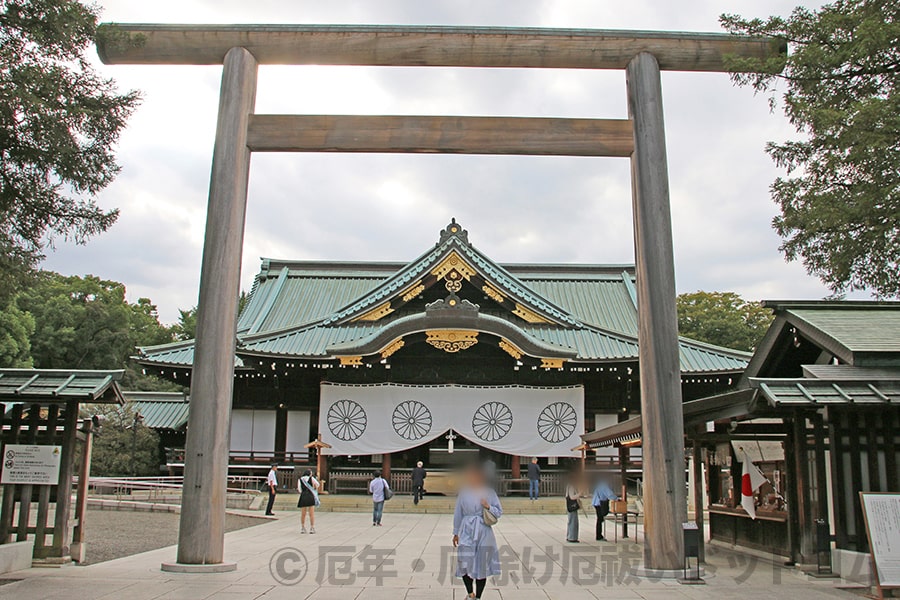 靖国神社 中門鳥居と拝殿の様子