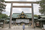 靖国神社 中門鳥居と拝殿の様子