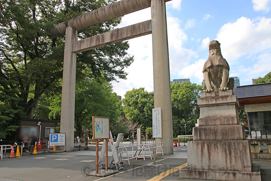 靖国神社 外苑南側にある石鳥居と駐車場入口の様子