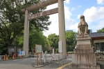 靖国神社 外苑南側にある石鳥居と駐車場入口の様子