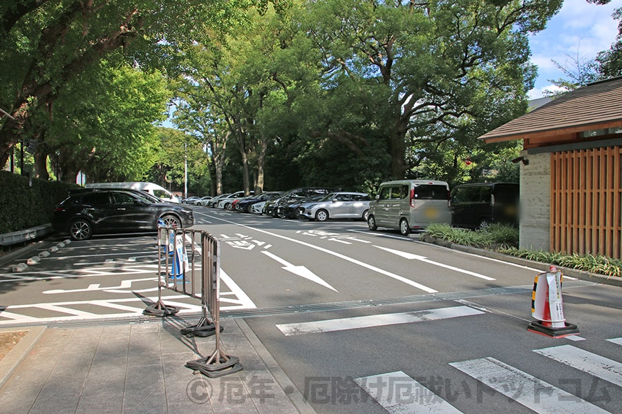靖国神社 乗用車側の駐車場・駐車スペースの様子