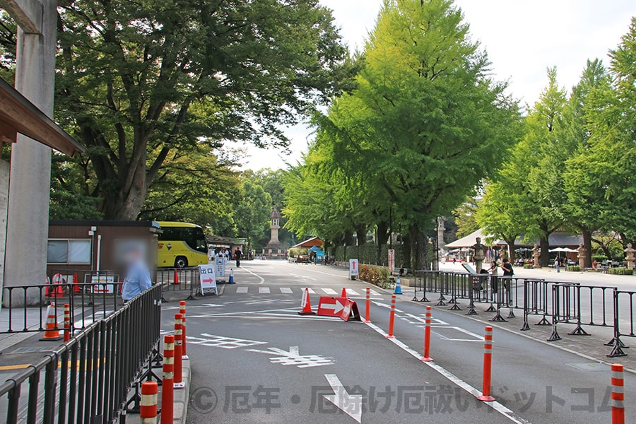 靖国神社 駐車場入口と乗用車・バスの分岐の様子