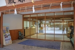 靖国神社 参集殿入口と奥の申込受付の様子