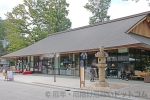 靖国神社 外苑休憩所（食事処・売店）の様子