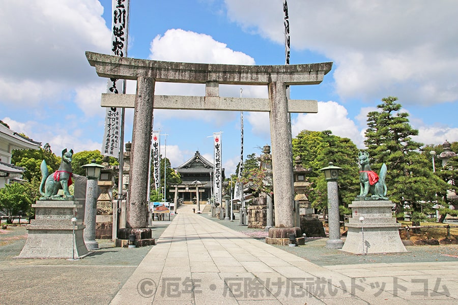 豊川稲荷 妙厳寺 本殿への参道と大鳥居の様子