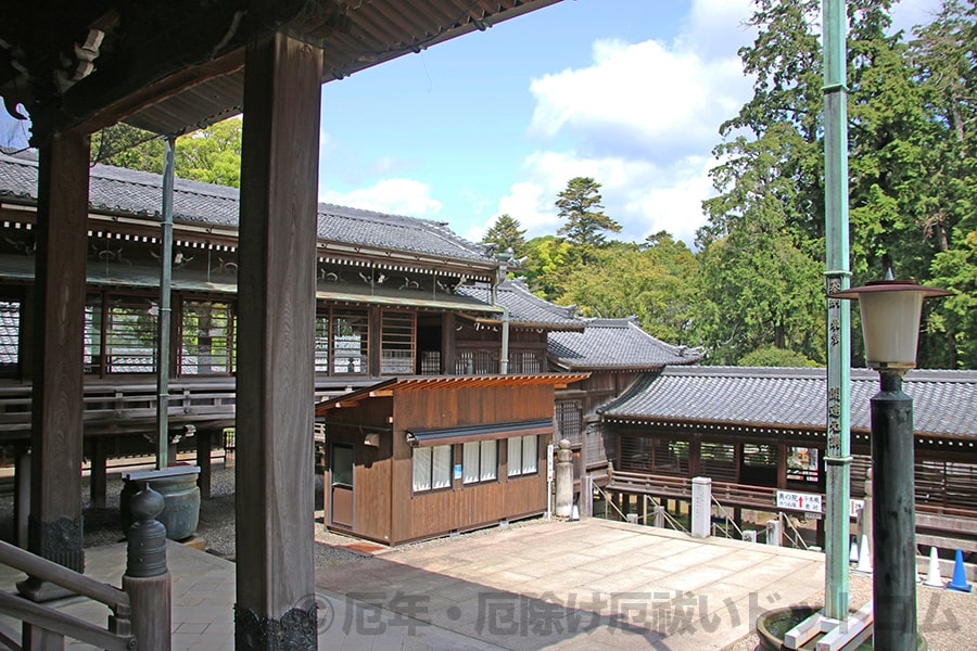 豊川稲荷 妙厳寺 本殿近くの通天廊の様子