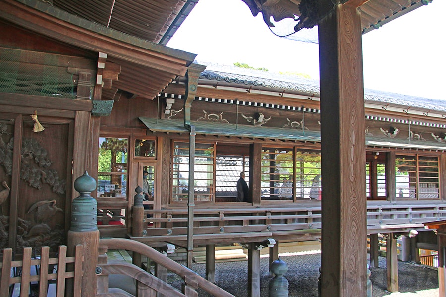 豊川稲荷 妙厳寺 御祈祷後に本殿をあとにし、通天廊を戻っていく祈願者の様子