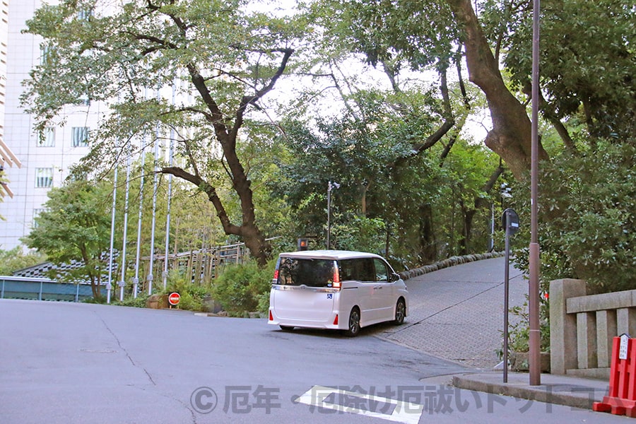 日枝神社 駐車場への車道入口の様子