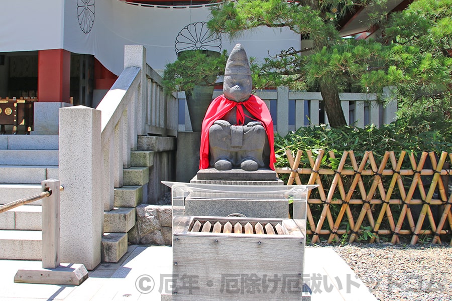日枝神社 本殿前の神猿像（オス）の様子