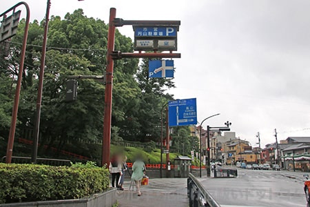 八坂神社 おみくじ掛けの様子