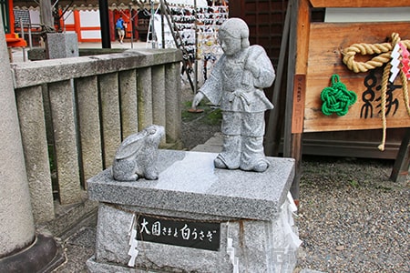 八坂神社 大国主神の因幡の白兎の像の様子
