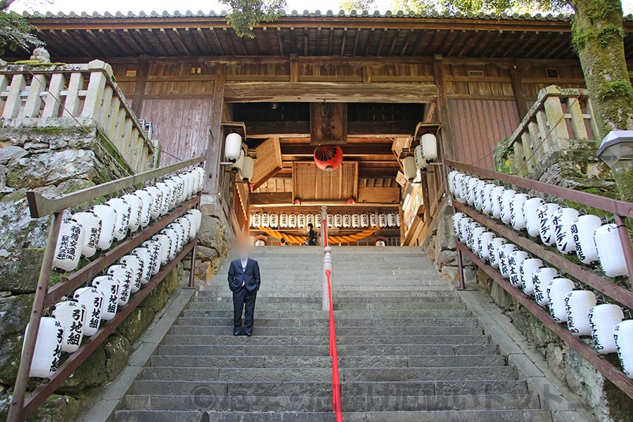吉備津神社 階段先の神門の様子