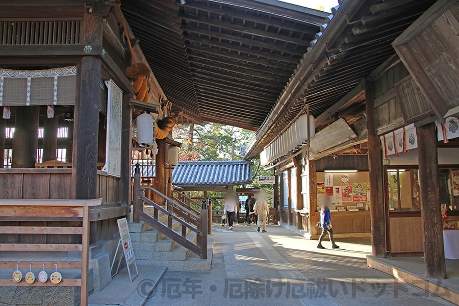 吉備津神社 拝殿を横から見たの様子