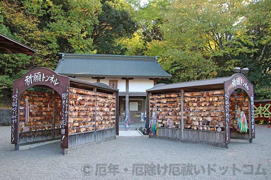 吉備津神社 一童社とその前にある祈願トンネルの様子