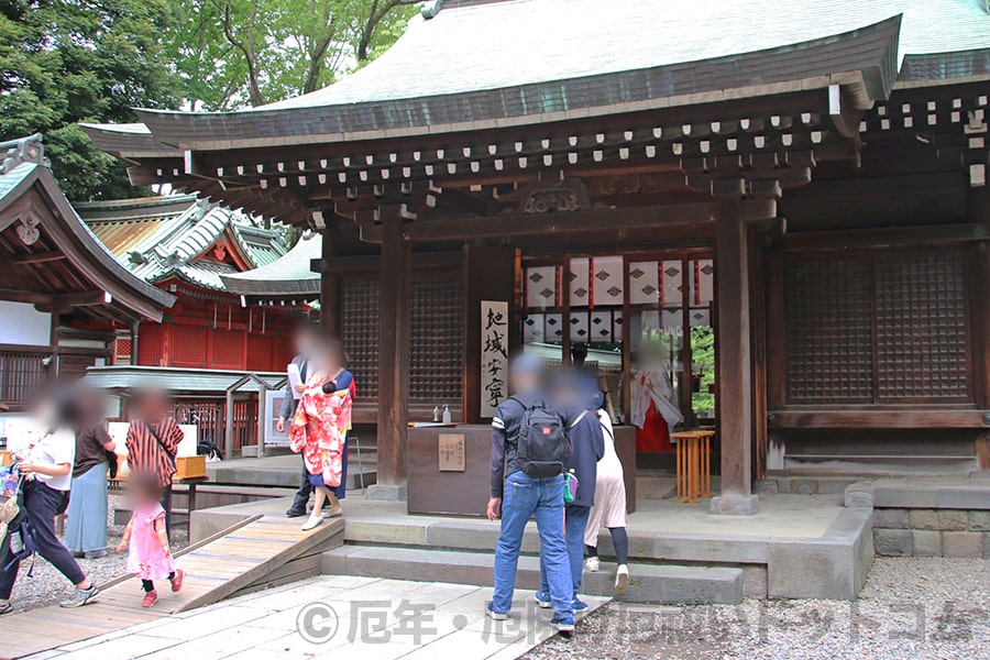 川越氷川神社 本殿内で御祈祷を受けている様子